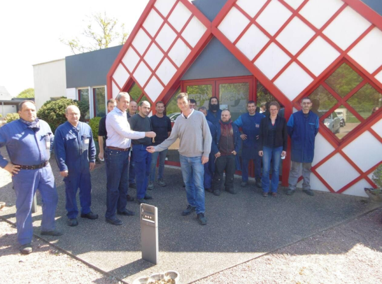 Noyant, entreprise ABM. Une remise des clés bien symbolique entre Michel Audoin et Luc Chatelain en présence d’une grande partie de l’équipe ABM.